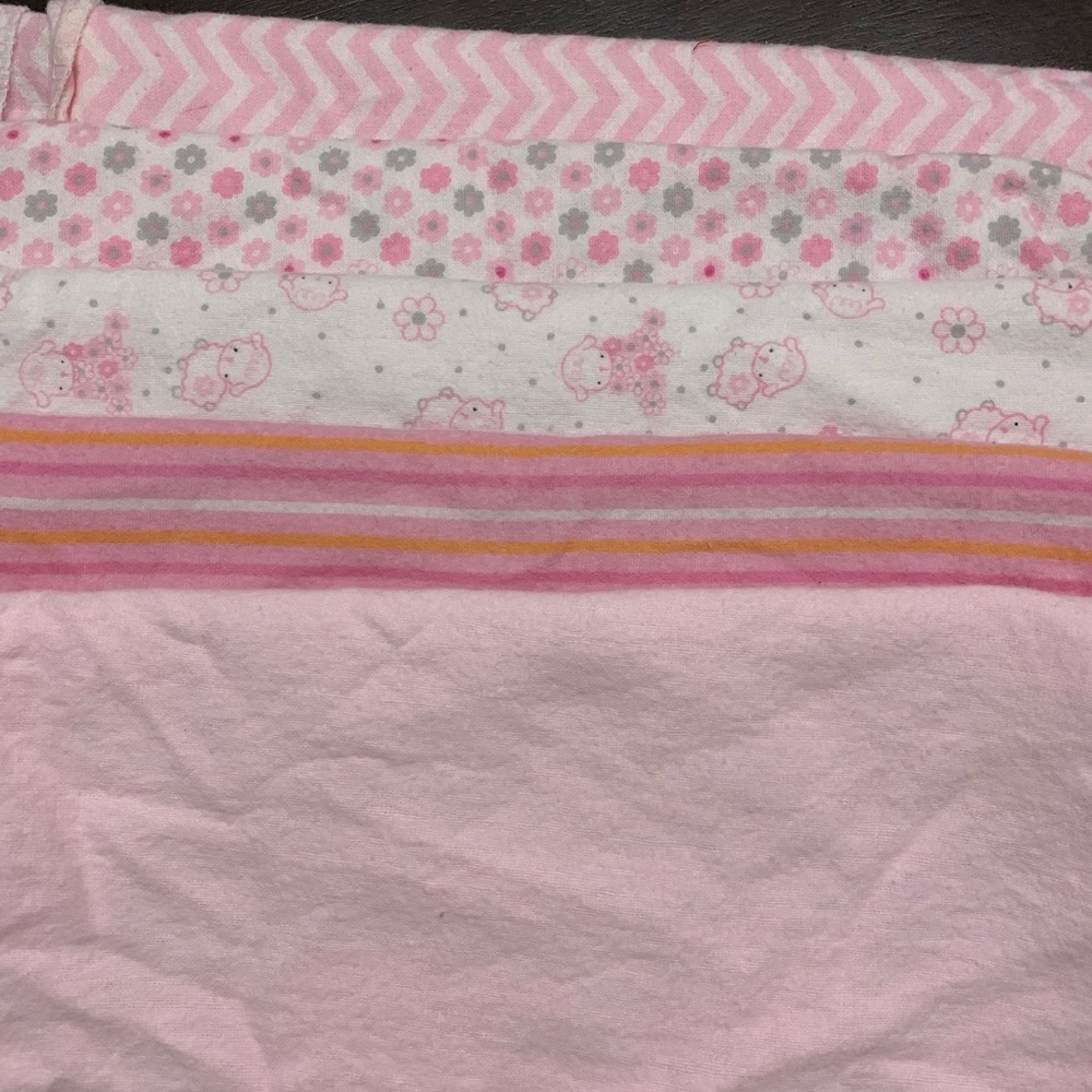 5 Swaddle Blankets - Picture 2 of 4